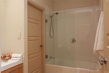 H Boutique Hotel - Tourism Hervey Bay 4