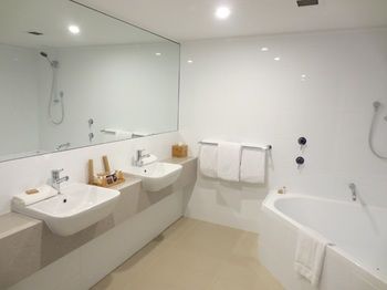 Dingley International Hotel - Hervey Bay Accommodation 9