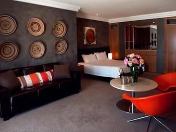 Hotel Ravesis - Hervey Bay Accommodation 0