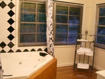 Tudor Cottages Mt Dandenong - Hervey Bay Accommodation 2