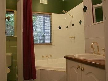 Tudor Cottages Mt Dandenong - Hervey Bay Accommodation 7