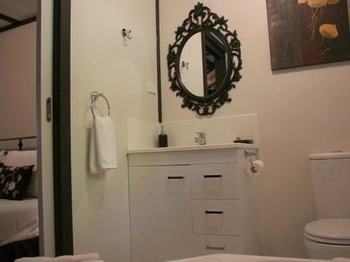 Tudor Cottages Mt Dandenong - Hervey Bay Accommodation 8