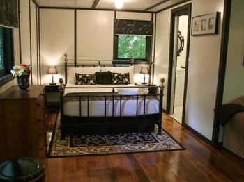 Tudor Cottages Mt Dandenong - Hervey Bay Accommodation 9