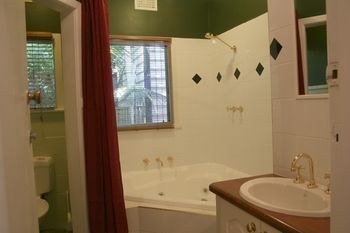 Tudor Cottages Mt Dandenong - Hervey Bay Accommodation 12