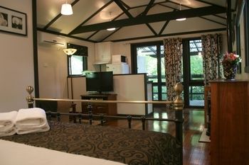 Tudor Cottages Mt Dandenong - Hervey Bay Accommodation 19