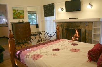 Tudor Cottages Mt Dandenong - Hervey Bay Accommodation 20