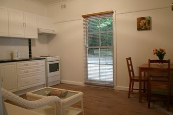 Tudor Cottages Mt Dandenong - Hervey Bay Accommodation 26