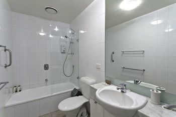 Bayviews Apartment - Hervey Bay Accommodation 2
