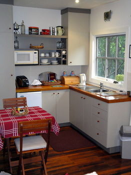 Stones Throw Cottage Bed & Breakfast - Hervey Bay Accommodation 3