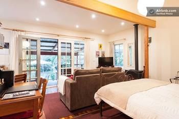 Stones Throw Cottage Bed & Breakfast - Hervey Bay Accommodation 6
