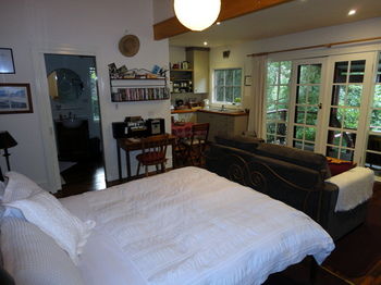 Stones Throw Cottage Bed & Breakfast - Hervey Bay Accommodation 10