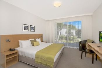 Magenta Studio Room - Tourism Hervey Bay 7