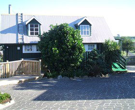 Touchwood Cottages & Craft Gallery & Cafe - Hervey Bay Accommodation 1
