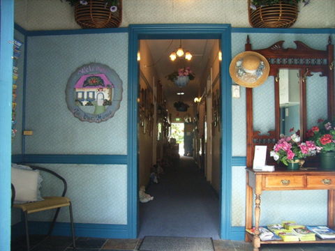 Annie's Shandon Inn - Tourism Hervey Bay 1