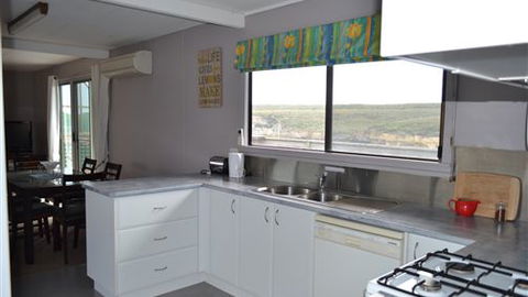 House On The Hill Port Campbell - Hervey Bay Accommodation 5