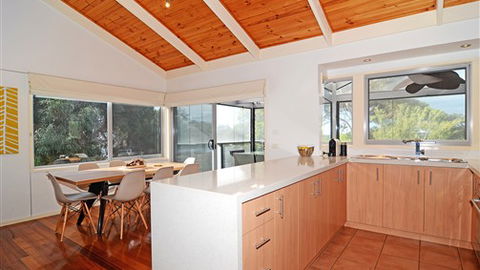 Barrakee Beach House - Anglesea - Hervey Bay Accommodation 1