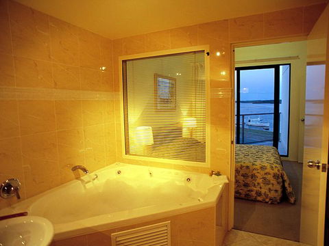 Boathouse Resort Tea Gardens - Hervey Bay Accommodation 1