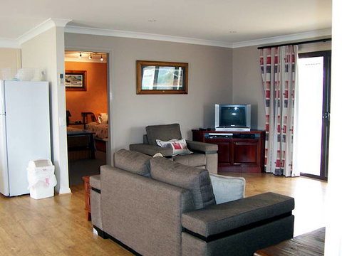 Elm Cottage - Tumut - Hervey Bay Accommodation 1