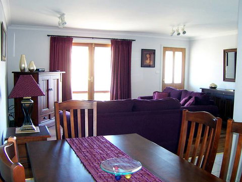 Elm Cottage - Tumut - Hervey Bay Accommodation 2