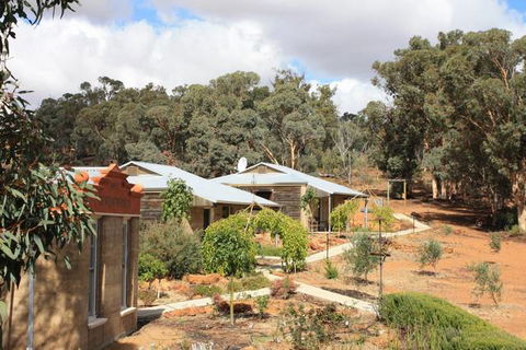 Hotham Ridge Winery & Cottages - Hervey Bay Accommodation 2