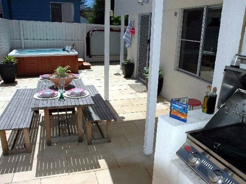 Joylaine Beach House - Hervey Bay Accommodation 3