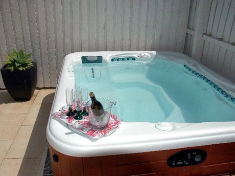 Joylaine Beach House - Hervey Bay Accommodation 4