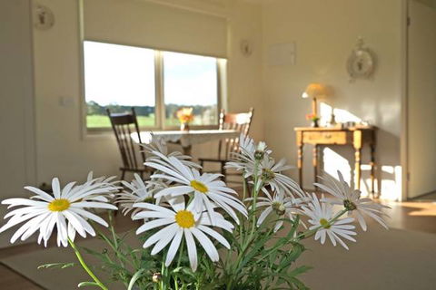 Little Lake Cottage B&B - Hervey Bay Accommodation 0