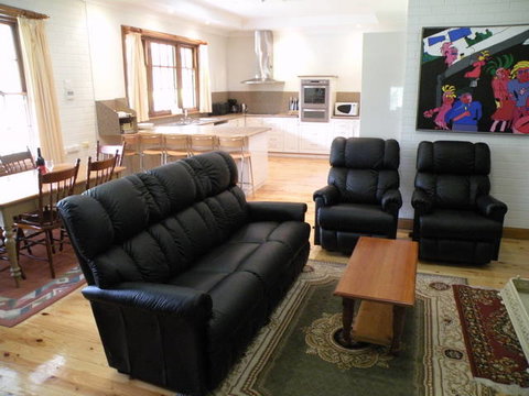 Pinkerton Hill (Naracoorte Cottages) - Hervey Bay Accommodation 0