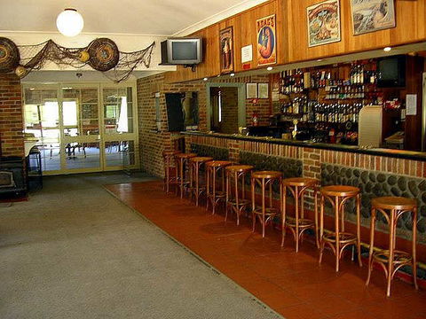 Southport Hotel & Caravan Park - Hervey Bay Accommodation 1