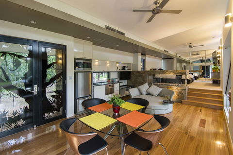 The Feathered Nest - Luxury Wildlife Retreat - Hervey Bay Accommodation 2