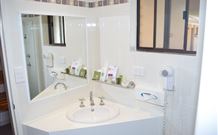 Hilltops Retreat Motor Inn - Young - Hervey Bay Accommodation 0