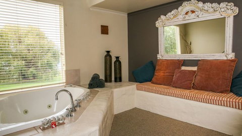 Chimes Spa Retreat - Hervey Bay Accommodation 5