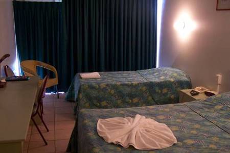 Cambridge Hotel Motel - Hervey Bay Accommodation 1