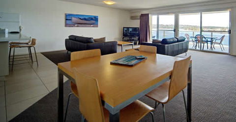 Albacore Luxury Holiday Apartments - Tourism Hervey Bay 6