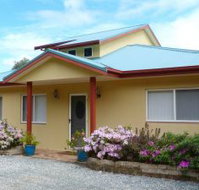 Whitby on Wallis Lakefront Cottage - Tourism Hervey Bay