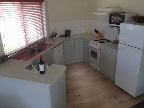 Captain's Quarters Bermagui - Hervey Bay Accommodation 8