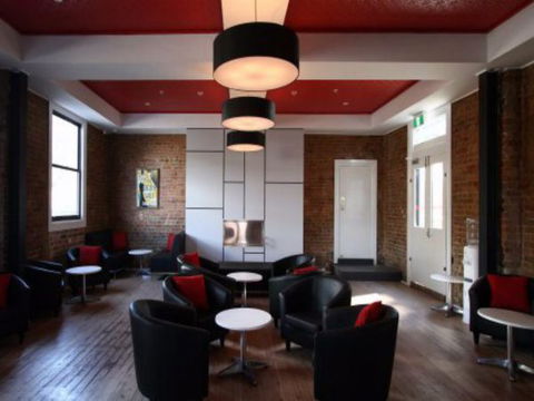 Cow And Calf Hotel - Hervey Bay Accommodation 2