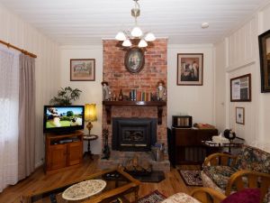 Tenterfield Historic Luxury Cottage - Hervey Bay Accommodation 0