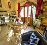 Outback Cellar and Country Cottage - Hervey Bay Accommodation