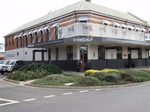 Cow And Calf Hotel - Hervey Bay Accommodation 0