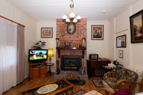 Tenterfield Historic Luxury Cottage - Hervey Bay Accommodation 1