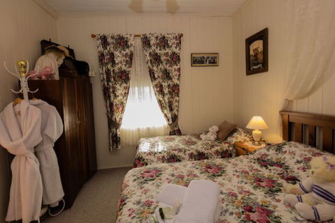 Tenterfield Historic Luxury Cottage - Hervey Bay Accommodation 3