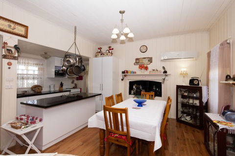 Tenterfield Historic Luxury Cottage - Hervey Bay Accommodation 4
