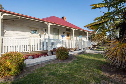Tenterfield Historic Luxury Cottage - Hervey Bay Accommodation 6