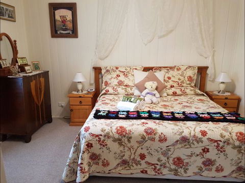 Tenterfield Historic Luxury Cottage - Hervey Bay Accommodation 7