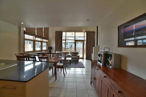 Tomarlin Views 1 - Hervey Bay Accommodation 2