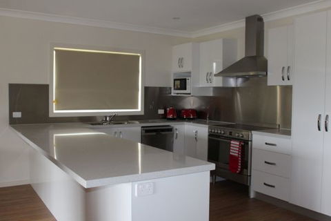 Yellowbox Cottage - Hervey Bay Accommodation 2