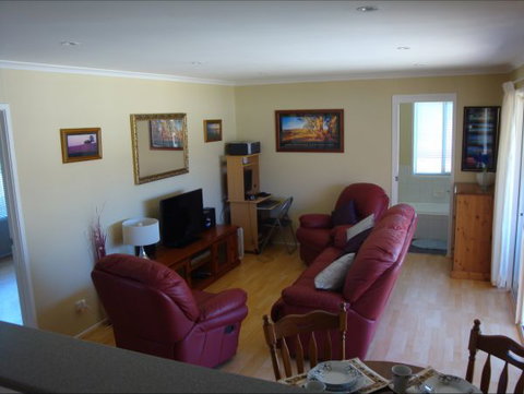 Christies Cottage For Holidays And Relocations. - Hervey Bay Accommodation 24