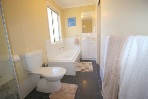 Christies Cottage For Holidays And Relocations. - Hervey Bay Accommodation 25