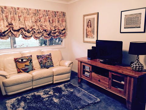 Pizzini's Vineyard Guesthouse - Hervey Bay Accommodation 2